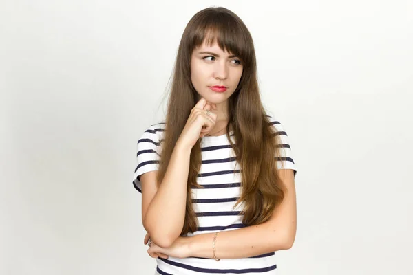 Vrouw denkt op een grijze achtergrond — Stockfoto