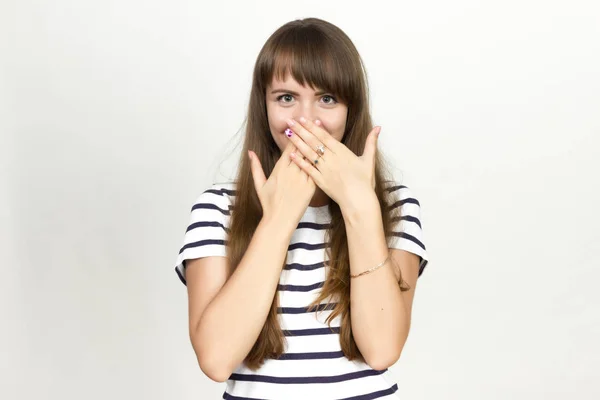 Porträt einer hübschen Frau, die ihren Mund bedeckt — Stockfoto