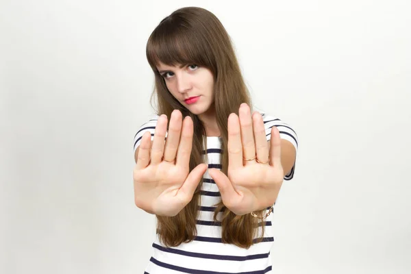 Mädchen zeigt Halt — Stockfoto