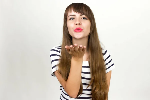 Joven enviándonos un beso que sopla —  Fotos de Stock