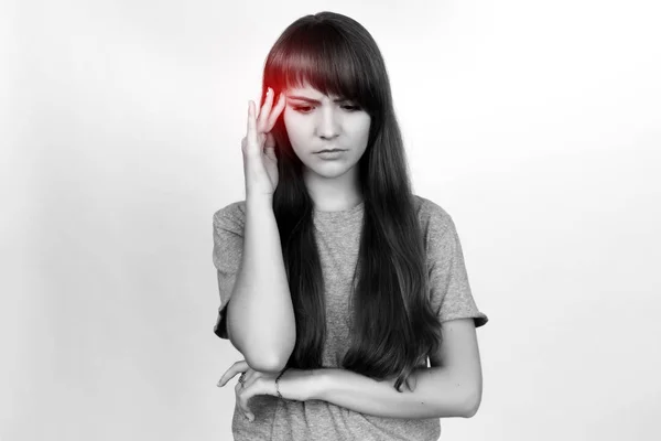 Портрет красивой женщины со стрессом и головной болью от мигрени — стоковое фото