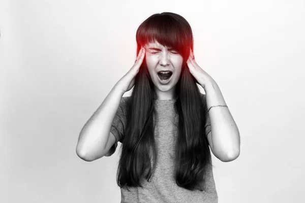 Portrait d'une jolie femme stress et maux de tête ayant des migraines — Photo