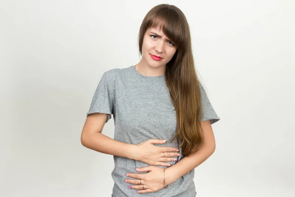 Retrato de una mujer bonita con problemas estomacales — Foto de Stock