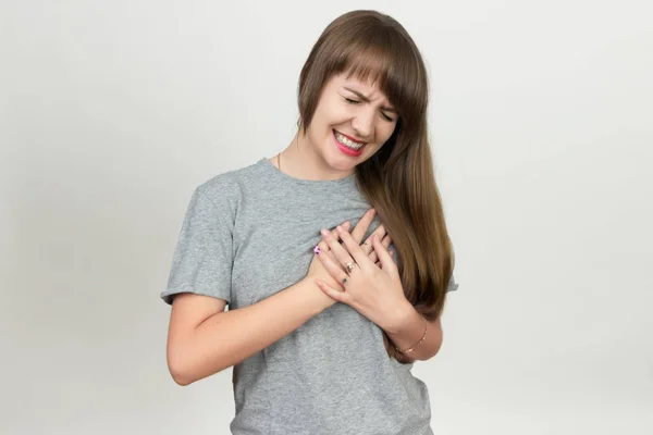 Schöne Hündin mit Herzinfarkt oder gebrochenem Herzen — Stockfoto