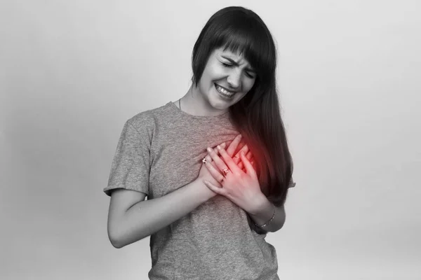 Schöne Hündin mit Herzinfarkt oder gebrochenem Herzen — Stockfoto