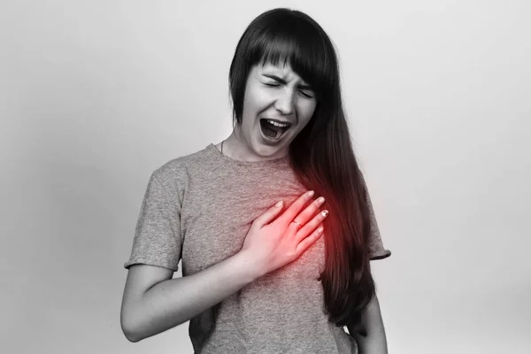Schöne Hündin mit Herzinfarkt oder gebrochenem Herzen — Stockfoto