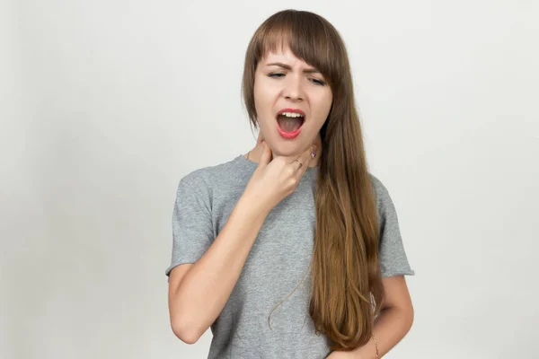 Mulher jovem com dor de garganta . — Fotografia de Stock