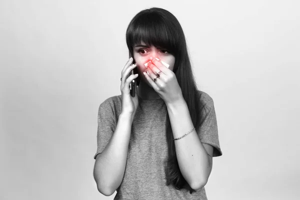 Portrait d'une jolie femme grippée. Une fille qui se mouche. Noir et blanc avec accent rouge . — Photo