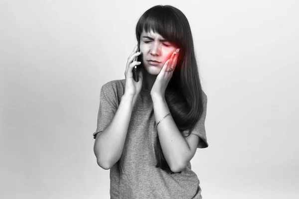 Porträt einer hübschen Frau mit Zahnschmerzen, die vor grauem Hintergrund steht. Einen Arzt rufen. — Stockfoto