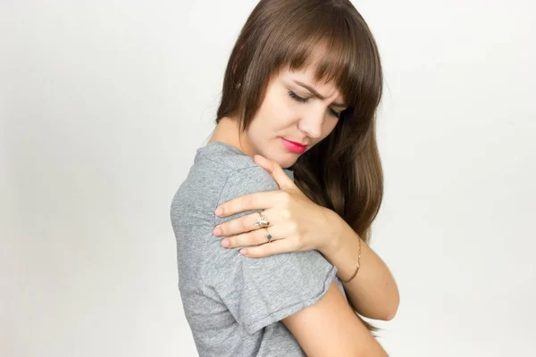 Junge Frau mit Schulterschmerzen — Stockfoto