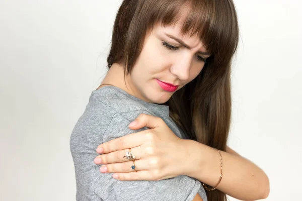 Молода жінка з болем у плечі — стокове фото