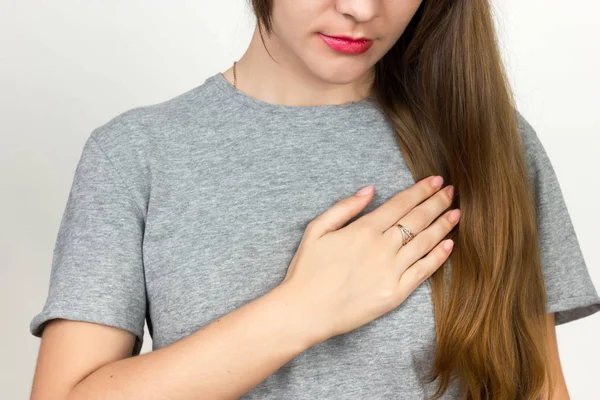 Schöne Hündin mit Herzinfarkt oder gebrochenem Herzen — Stockfoto