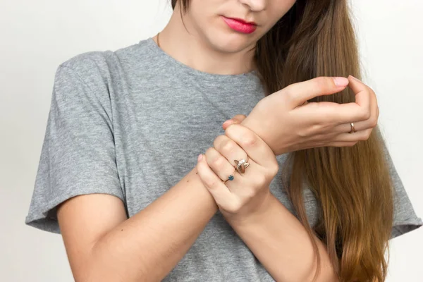 Porträt aus nächster Nähe. Frau hält wundes Handgelenk in der Hand — Stockfoto