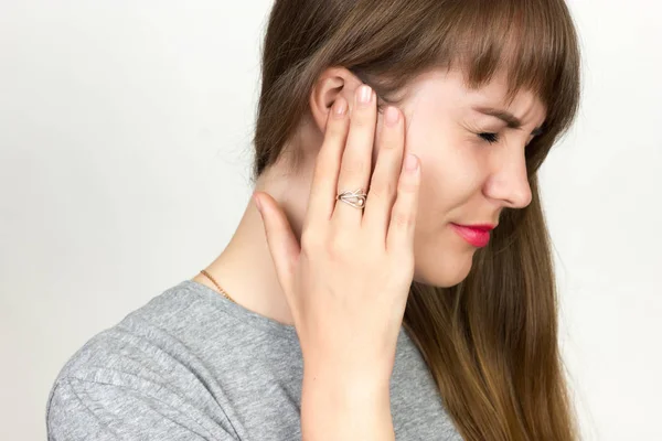 Genç kadın bir boğaz kulak vardır. otitis acı kız.