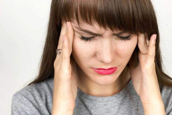 Retrato de una mujer bonita con estrés y dolor de cabeza con migraña. Retrato de primer plano . — Foto de Stock