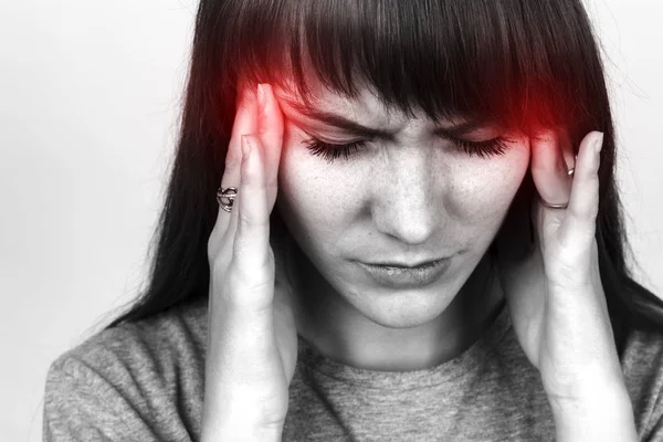 Retrato de una mujer bonita con estrés y dolor de cabeza con migraña. Retrato de primer plano . — Foto de Stock