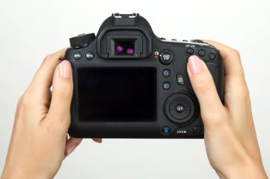 Elinde DSLR fotoğraf makinesi