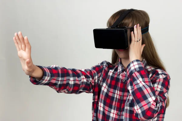 Chica en el casco de la realidad virtual —  Fotos de Stock