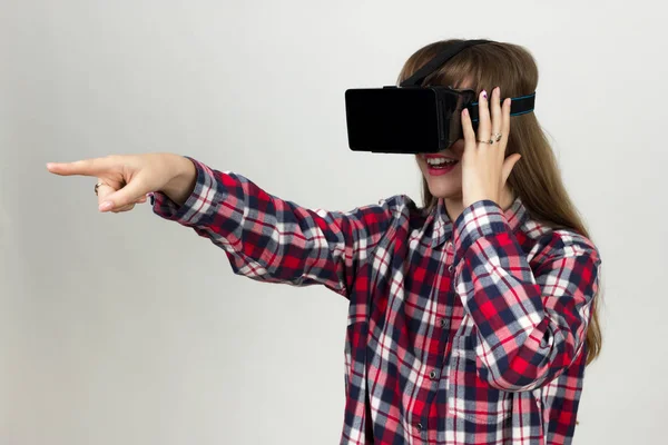 Dziewczyna w kask wirtualnej rzeczywistości — Zdjęcie stockowe