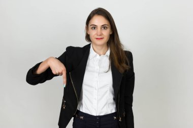 Güzel teen genç işkadını işaret parmakları aşağı gülümseyen