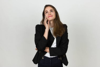 genç iş kadını düşünüyor