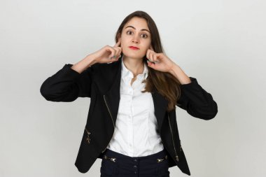 Genç işkadını parmaklarını kulaklarının koyarak