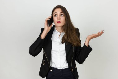 Cep telefonu ve sinir kullanarak genç iş kadını 