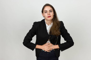 Mide sorunları olan genç ve güzel bir işkadını portresi