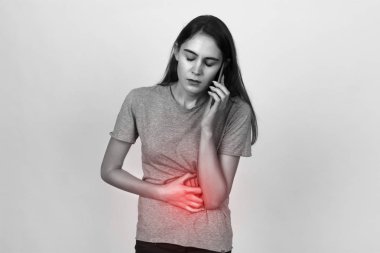 Kalp krizi veya kırık kalp güzel kadın var. Siyah ve beyaz ile kırmızı vurgu