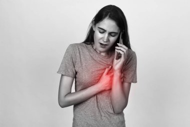 Kalp krizi veya kırık kalp güzel kadın var. Siyah ve beyaz ile kırmızı vurgu