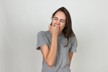 Genç kız ona yumruk ısırıyor