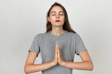 Kadın kapalı gözleriyle dua ediyor.. 