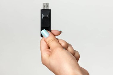 Kadının el içinde USB birden parlamak götürmek. Portre.