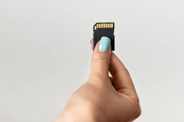 SD flash kart tutan kadın el. 