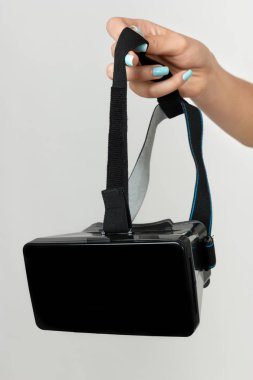 Vr kulaklık, sanal gerçeklik ve yenilikçi teknoloji kavramı tutan kadın