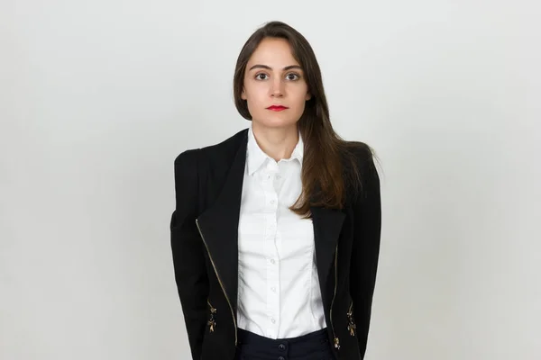 Портрет красивой молодой предпринимательницы, стоящей на сером фоне — стоковое фото