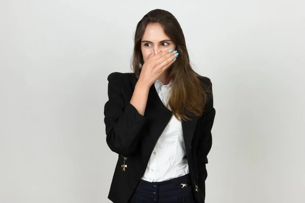Junge Geschäftsfrau hält sich wegen schlechten Geruchs die Nase — Stockfoto