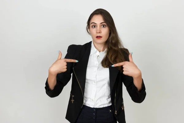 Schöne lächelnde junge Geschäftsfrau zeigt den Finger auf die "Sprechen Sie mit mir?" — Stockfoto