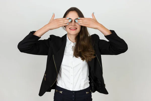 Retrato de una joven y bonita empresaria cubriéndose los ojos —  Fotos de Stock