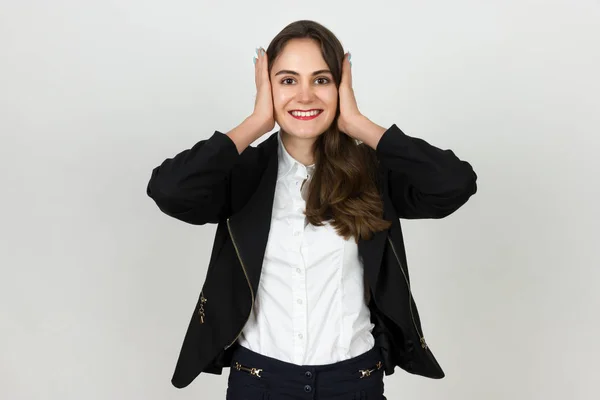 Молодая деловая женщина закрывает уши — стоковое фото