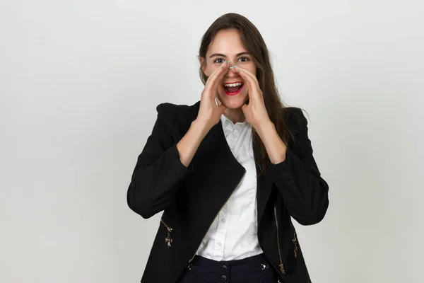 Porträt einer hübschen jungen Geschäftsfrau, die schreit, legt zwei Hände vor ihr Gesicht — Stockfoto