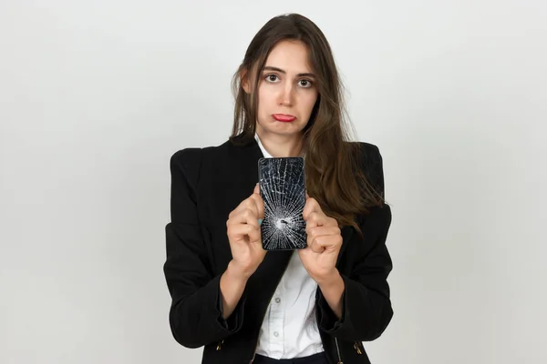Oldukça genç işkadını Smartphone ile üzerinde kırık ekran ayakta tutan