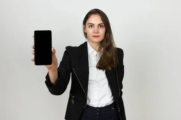 Młoda kobieta interesu wyświetlone puste smartphone ekran — Zdjęcie stockowe