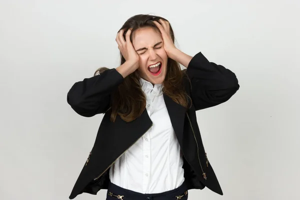 Porträt einer hübschen jungen Geschäftsfrau, die Stress und Kopfschmerzen mit Migräne hat — Stockfoto