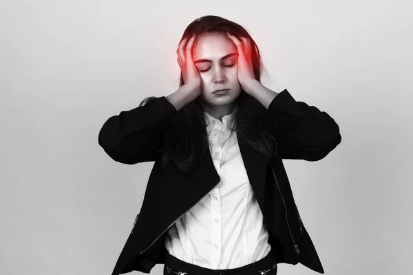 Retrato de uma mulher de negócios muito jovem estresse e dor de cabeça com dor de enxaqueca. Preto e branco com sotaque vermelho — Fotografia de Stock