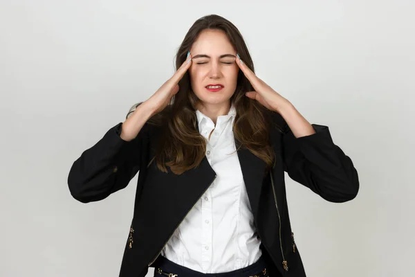 Retrato de una joven y bonita empresaria estresada y con dolor de cabeza con migraña —  Fotos de Stock