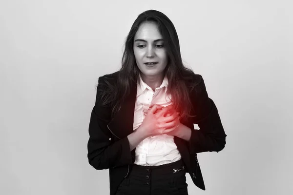 Красивая молодая деловая женщина с сердечным приступом или разбитым сердцем. Черно-белый с красным акцентом — стоковое фото