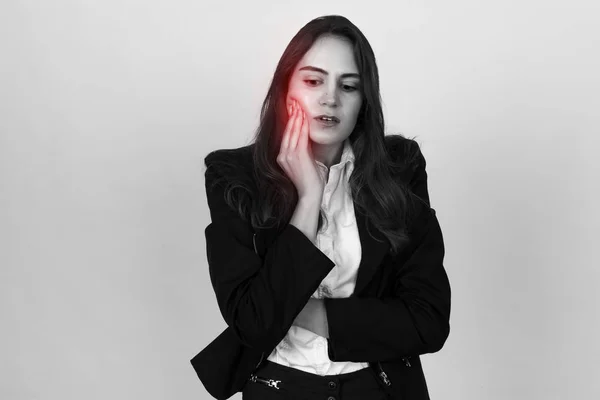 Porträt einer hübschen jungen Geschäftsfrau mit Zahnschmerzen. schwarz-weiß mit rotem Akzent — Stockfoto