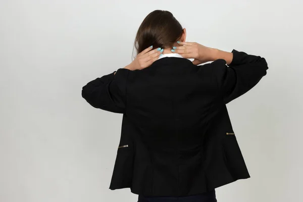 Retrato de una mujer de negocios joven y bonita sosteniendo su cuello con dolor e incomodidad —  Fotos de Stock