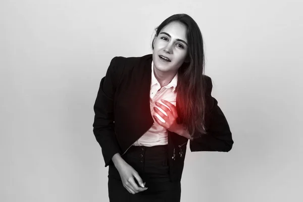 Schöne junge Geschäftsfrau mit Herzinfarkt oder gebrochenem Herzen. schwarz-weiß mit rotem Akzent — Stockfoto